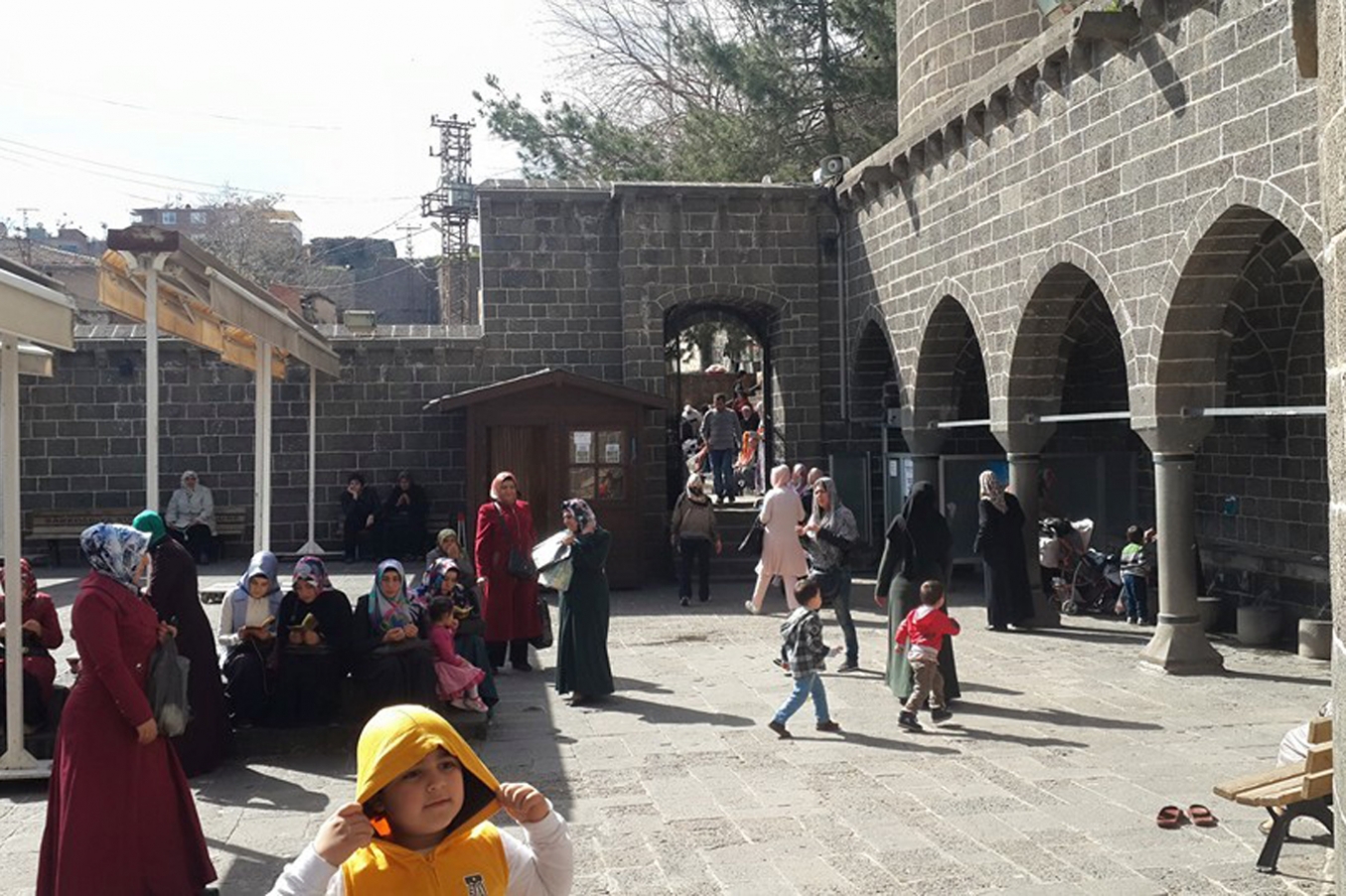 Havaların ısınması ile Hz. Süleyman Camii ziyaretçi akınına uğruyor